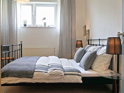 Schlafzimmer mit Doppelbett