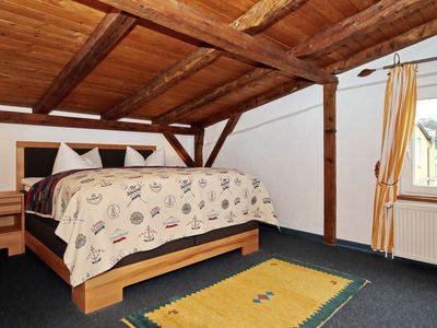 Schlafzimmer mit Doppelbett