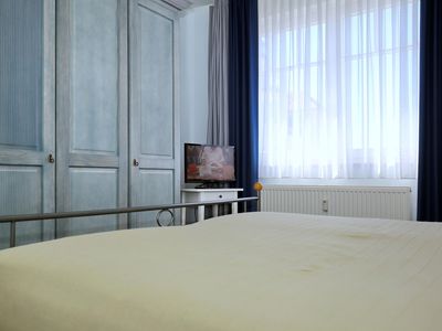 Schlafzimmer mit Doppelbett und Kleiderschrank