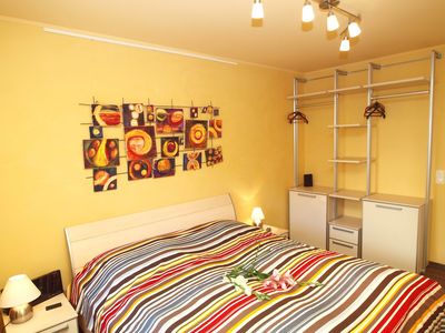 Schlafzimmer mit Doppelbett und Kleiderschrank