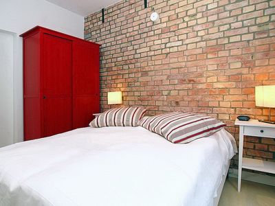 Schlafzimmer mit Doppelbett und Kleiderschrank