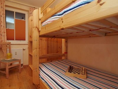 2. Schlafzimmer mit Etagenbett und Kleiderschrank