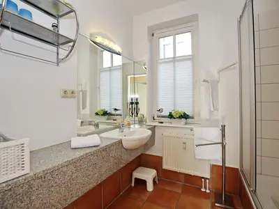 Badezimmer mit Dusche und WC