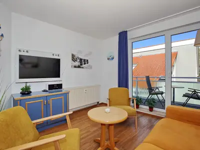 Wohnzimmer mit Zugang zum Balkon