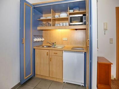 Küchenzeile mit Kühlschrank und Mikrowelle