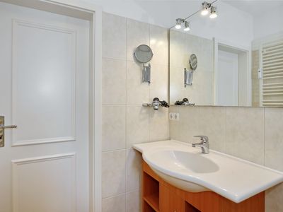 Bad mit Spiegel und Waschbecken