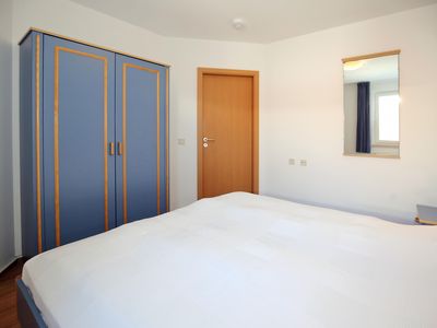 Schlafzimmer mit Kleiderschrank und Spiegel