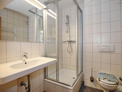 Badezimmer mit Dusche und WC