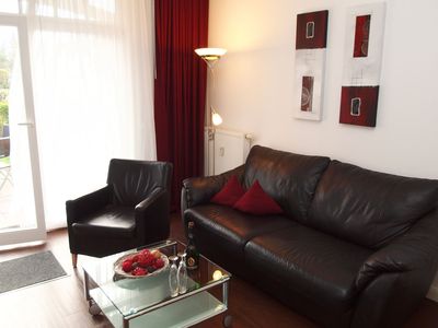 Wohnzimmer mit Schlafcouch und Sessel