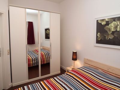 Schlafzimmer mit Doppelbett und Kleiderschrank