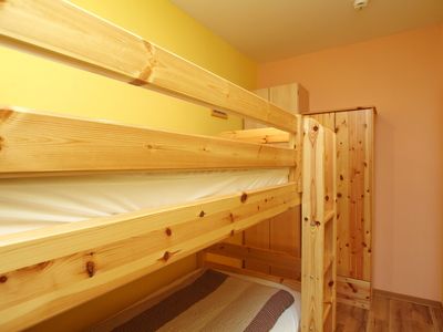 2. Schlafzimmer mit Etagenbett und Kleiderschrank