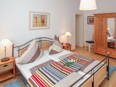 Schlafzimmer mit Doppelbett und Kleiderschrank