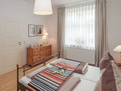 Schlafzimmer mit Doppelbett und Kommode