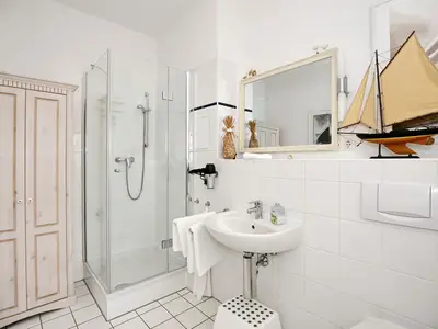 Badezimmer mit Dusche