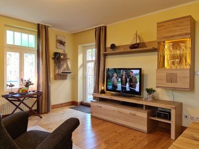 Wohnzimmer mit Sessel und TV