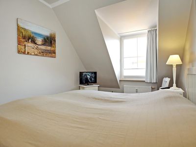 erstes Schlafzimmer mit Doppelbett und TV