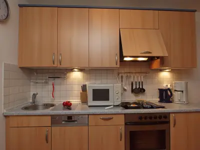 Küchenzeile mit Backofen und Spülmaschine