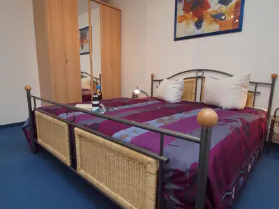 Schlafzimmer mit Doppelbett und Kleiderschrank