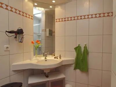 Badezimmer mit Waschbecken und Spiegel