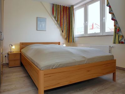 erstes Schlafzimmer mit Doppelbett