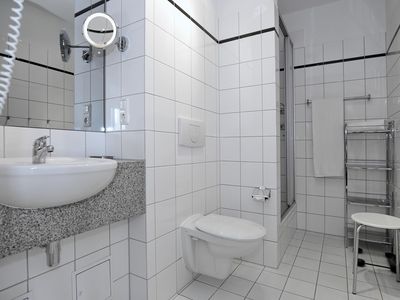 erstes Badezimmer mit WC und Waschbecken