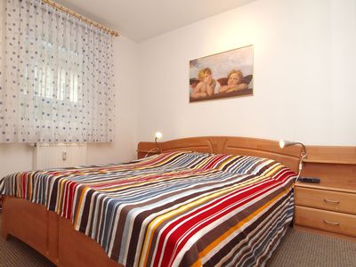 Schlafzimmer mit Doppelbett