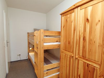 2. Schlafzimmer mit Etagenbett und Kleiderschrank