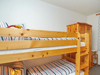 2. Schlafzimmer mit Etagenbett und Kleiderschrank