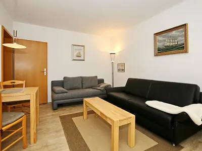 Wohnzimmer mit Sitzecke, Schlafcouch und Essbereich Wohnzimmer mit Sitzecke, Schlafcouch und Essbereich