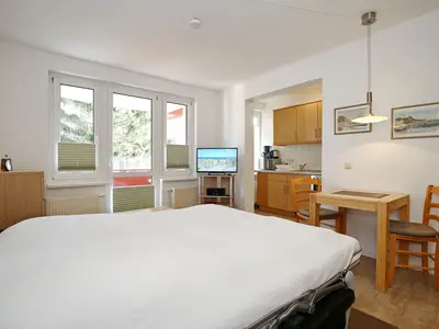 Wohnzimmer mit ausgeklappter Schlafcouch Wohnzimmer mit ausgeklappter Schlafcouch