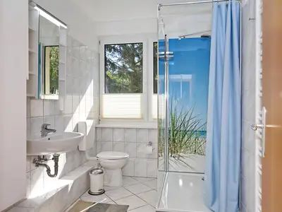 Badezimmer mit Dusche und WC Badezimmer mit Dusche und WC
