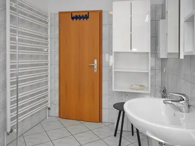 Badezimmer mit Waschbecken und Handtuchheizung Badezimmer mit Waschbecken und Handtuchheizung
