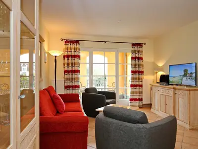 Wohnbereich mit Kommode und TV