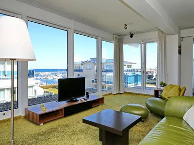 Wohnzimmer mit Blick auf den Yachthafen