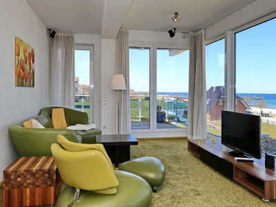 Wohnzimmer mit Sofa und TV