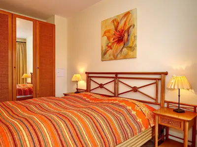 Schlafzimmer mit Doppelbett und Kleiderschrank