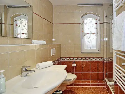 Badezimmer mit WC und Fenster