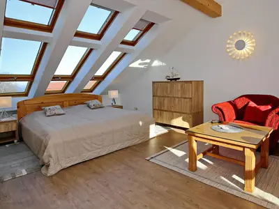 Schlafzimmer mit Doppelbett, Sessel und Kommode Schlafzimmer mit Doppelbett, Sessel und Kommode