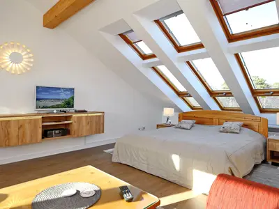 Schlafzimmer mit Doppelbett und TV Schlafzimmer mit Doppelbett und TV