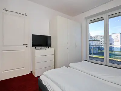 Schlafzimmer mit Kleiderschrank und TV