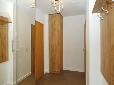 Flur mit Garderobe und Spiegel Flur mit Garderobe und Spiegel