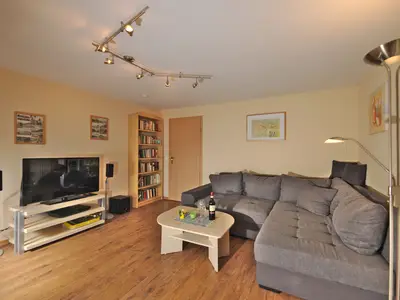 Wohnzimmer mit Schlafcouch und TV