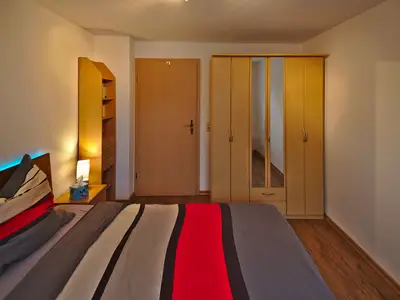 Schlafzimmer mit Doppelbett und Kleiderschrank