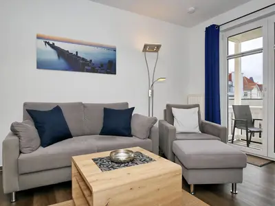 Wohnzimmer mit Couch und Sessel