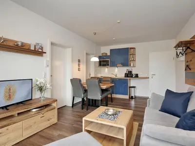 Wohnzimmer mit Kommode und TV