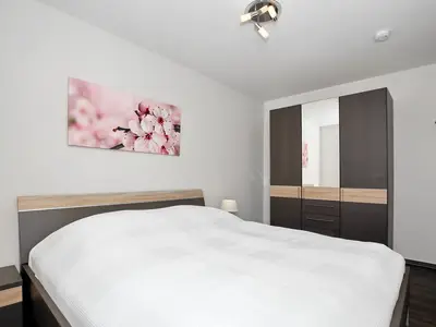 Schlafzimmer mit Kleiderschrank