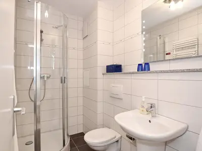 Badezimmer mit Dusche und WC