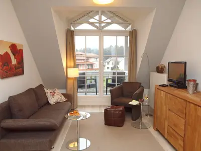 Wohnzimmer mit Schlafcouch und und TV