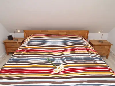 Schlafzimmer mit Doppelbett