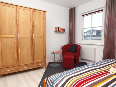 Schlafzimmer mit Doppelbett und Kleiderschrank